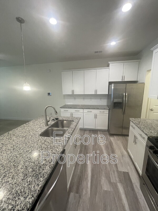Foto del edificio - 1313 Compass Dr
