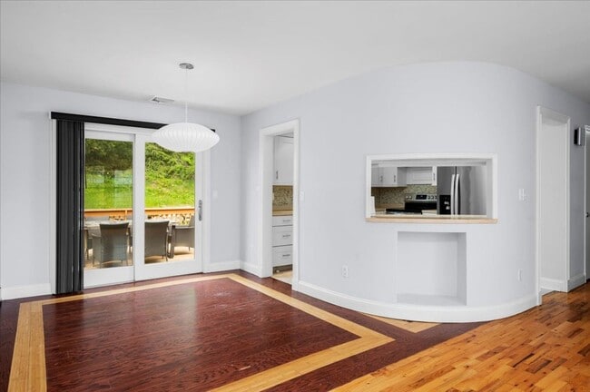 Building Photo - Heathcote Hill neighborhood 3 Bedroom 2 Ba...