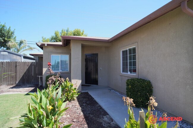 Foto del edificio - Fully Furnished Home In East Bakersfield!