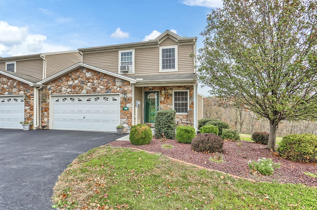 1088 Bent Creek Blvd, Mechanicsburg, PA 17050 Townhome Rentals in