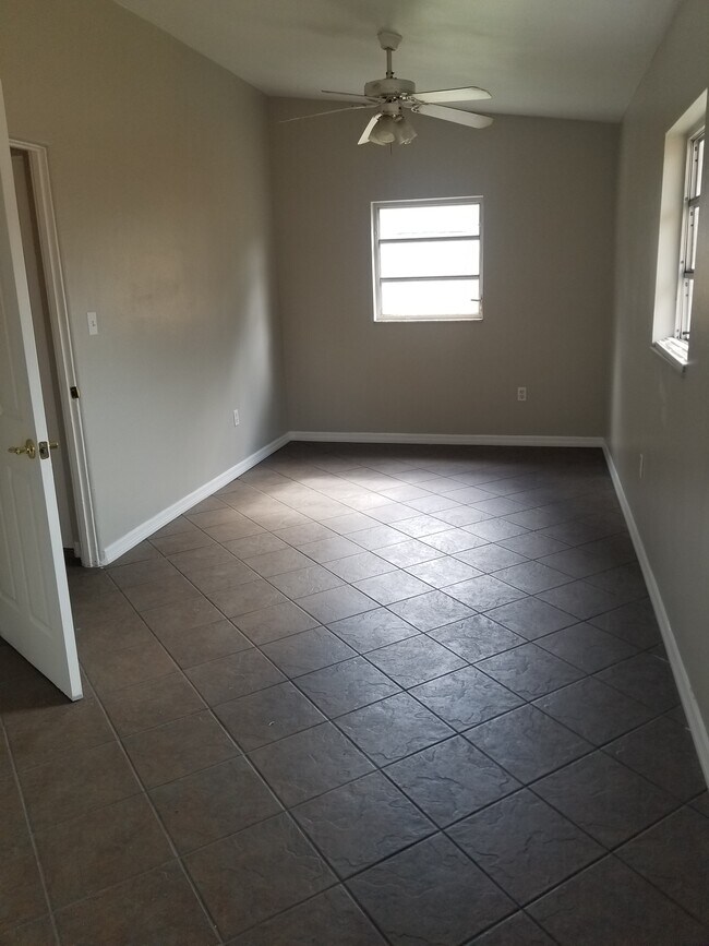 Foto del edificio - 300 E Palmetto Ave