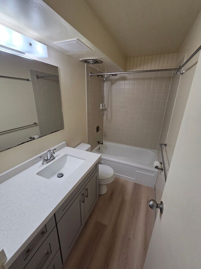 Foto del edificio - Charming 2 bed, 2 bath, with 1 secured covered parking stall and In-Unit Washer/Dryer. Available Now