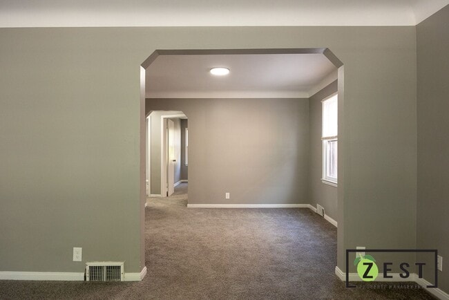 Foto del edificio - 5235 Chatsworth St