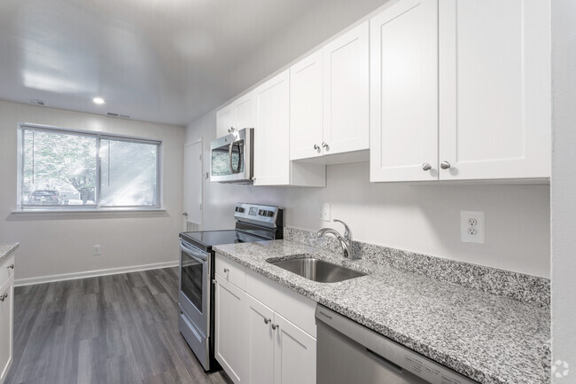 2HAB, 2BA: 947 ft² - Centre at Silver Spring