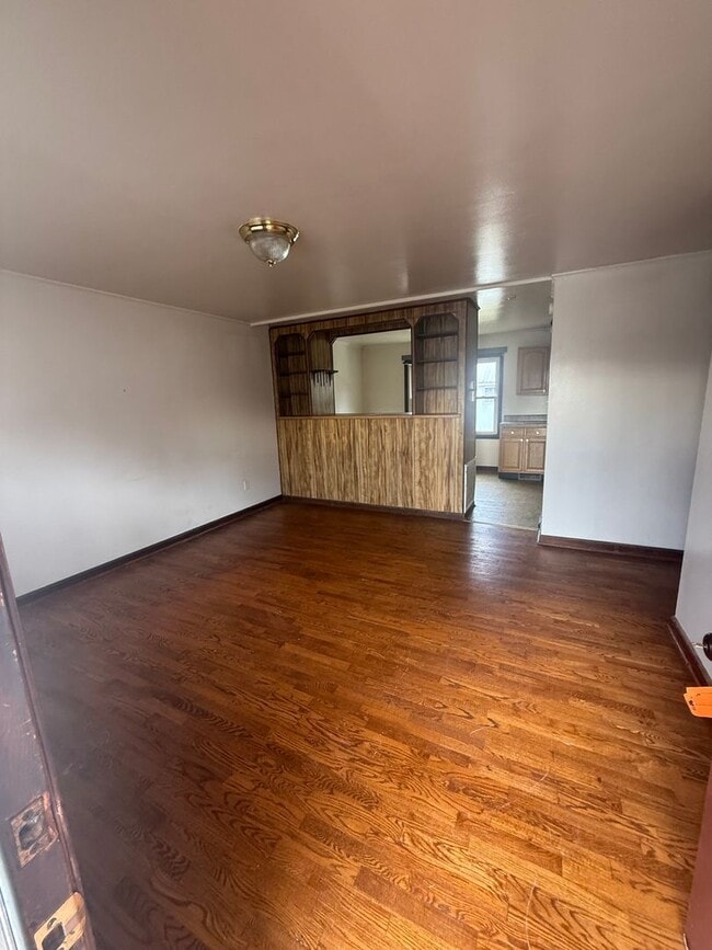 Photo - Knoxville 37915 - Cozy 2 bedroom, 1 bath home- Contact Lisa Vineyard and Shannon Russell (865) 21...