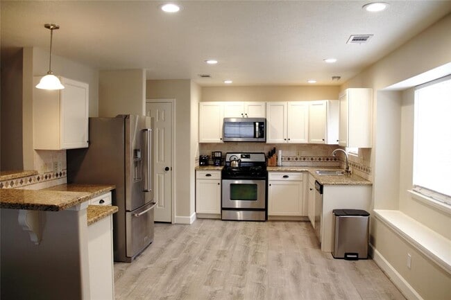 Building Photo - 1803 Edinburg Ave