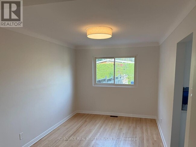 Building Photo - 865 Woodroffe Ave