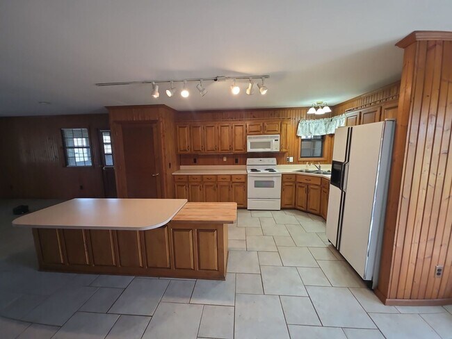 Building Photo - 2-Bedroom Handicap-Accessible Home with 3-Season Porch, Garage, and Large Yard