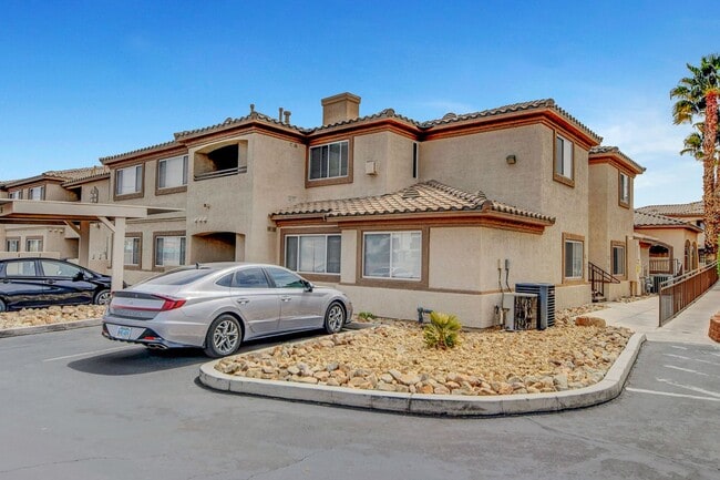 Foto del edificio - 2 Bed 2 Bath Condo & Gated