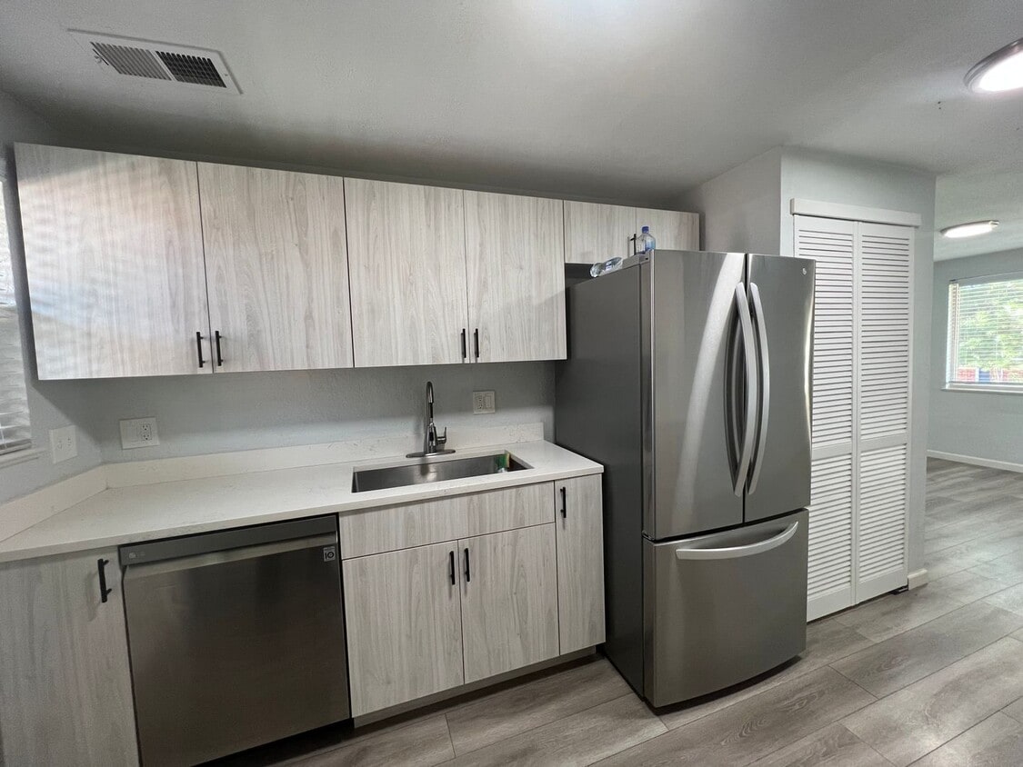 Beautifully Renovated 2 bedroom in Aurora! Right on the park and close to Stanley Marketplace! - Beautifully Renovated 2 bedroom in Aurora! Right on the park and close to Stanley Marketplace!