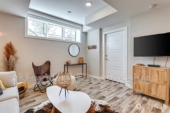 Building Photo - 10303-15103 158 St NW