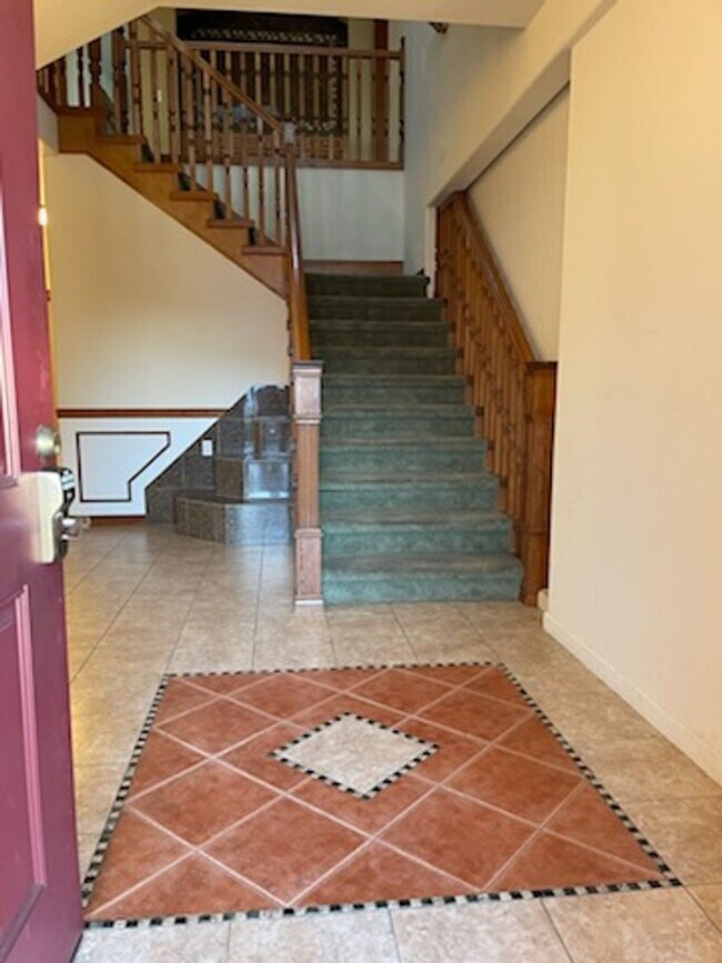 Foto del edificio - 7bdrm, 3.5 bthrm! 3184 sq ft! 2 Master bed...
