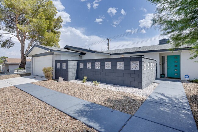 Building Photo - MOVE IN SPECIAL!! MOVE IN BY 10/1 AND GET ...