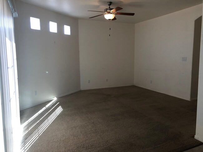 Building Photo - 3 bedroom 2 bathroom Townhome
