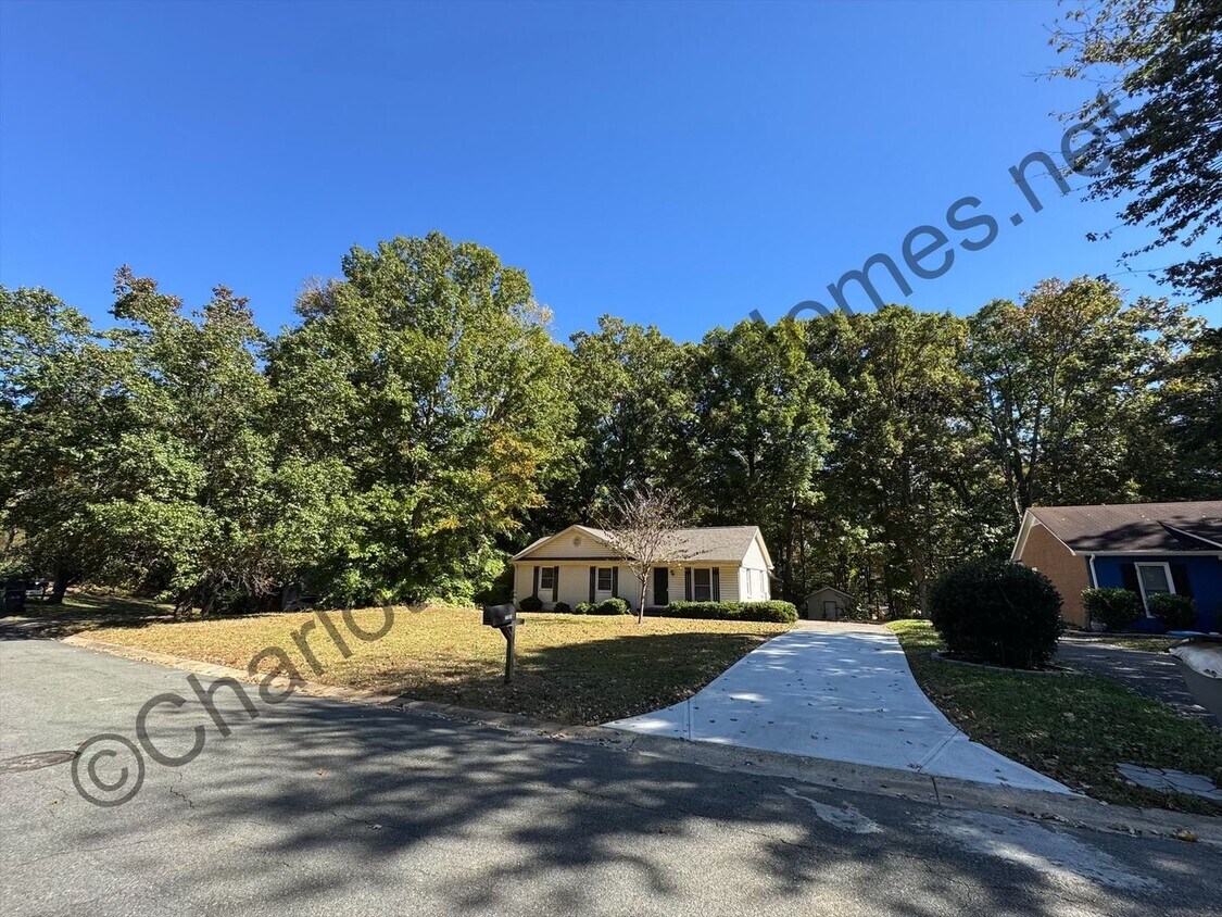 Foto principal - Nice 3 bedroom 2 bath home in Charlotte!