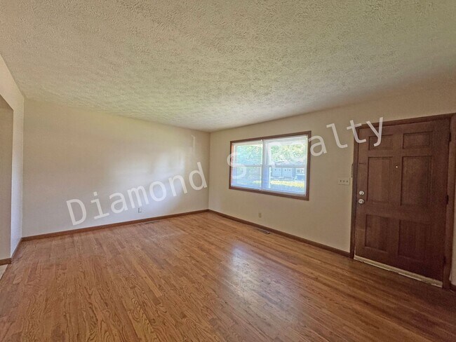 Building Photo - Charming 3 Bedroom Home Available Now