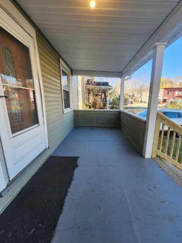 Foto principal - Four Bedroom, Two Bathroom Single Family Home!