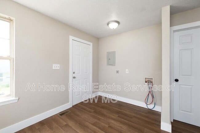 Building Photo - 711 S Nettleton Ave