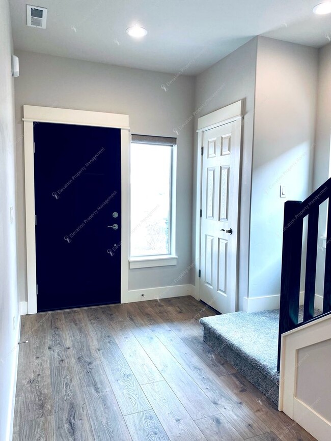 Building Photo - 3BR SE Bend home in great neighborhood wit...