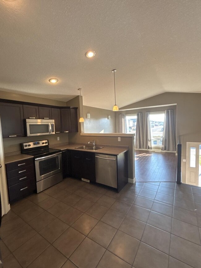 Building Photo - 3 bedroom in Grande Prairie AB T8W 0J3