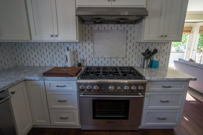 Horno y cocina Thermador de seis quemadores - 1420 Bonnie Brae St