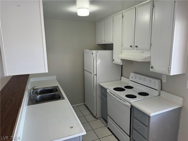 Building Photo - 2158 E Desert Inn Rd