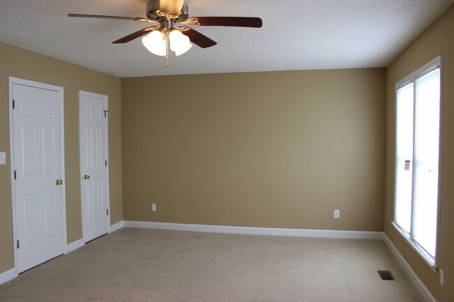 Building Photo - Spacious House! Corner Lot! Large Fenced-i...