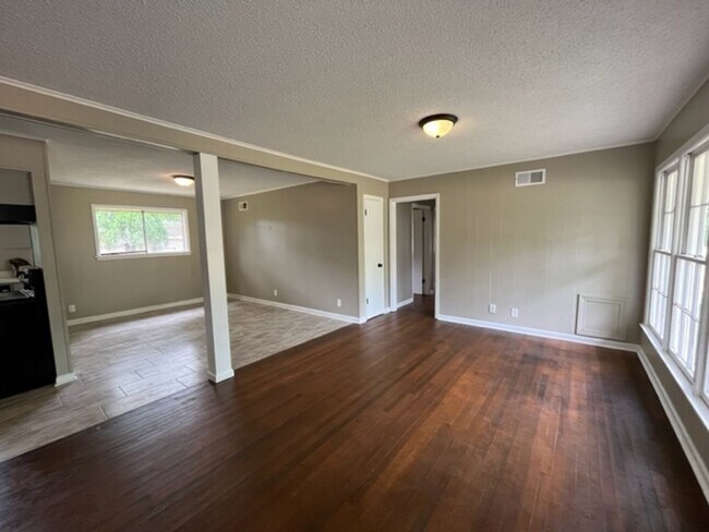 Building Photo - Renovated 3 Bedroom 1.5 Bath Home for Rent!