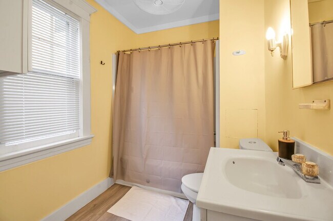 Building Photo - Furnished 1-Bedroom Apartment on Glendale Pl
