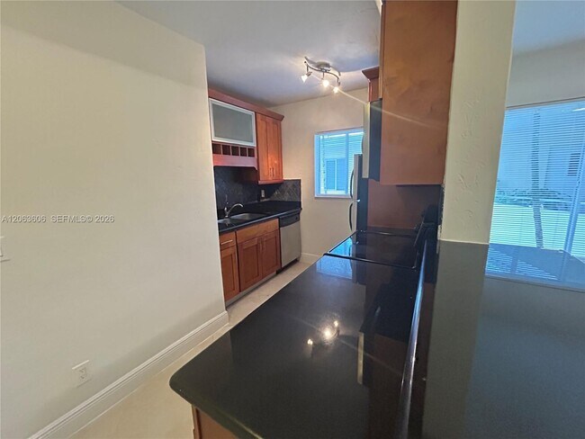 Building Photo - 2880 Pine Tree Dr