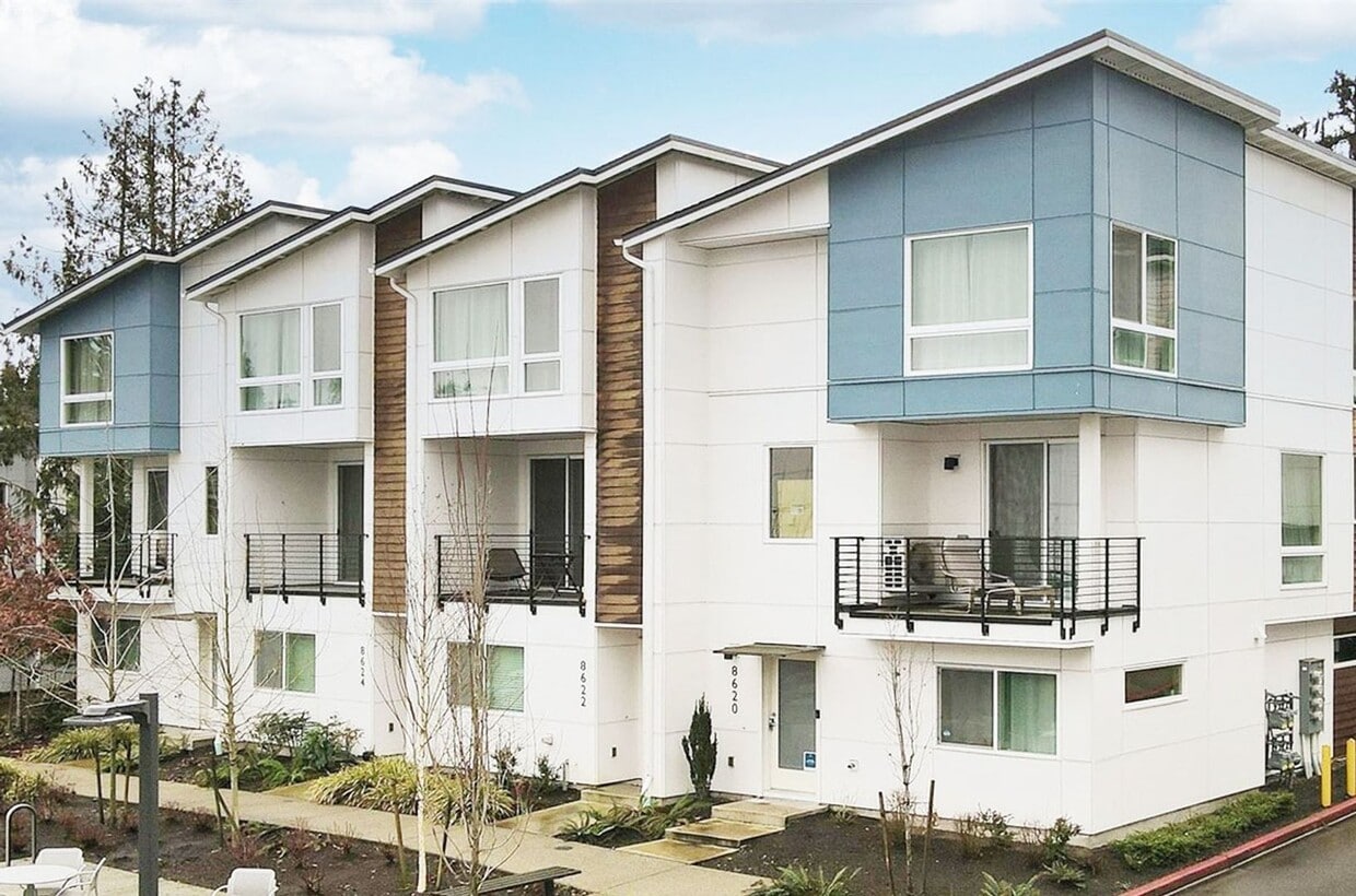 Primary Photo - CONTEMPORARY WEDGWOOD 3 BED, 3 BATH TOWNHO...