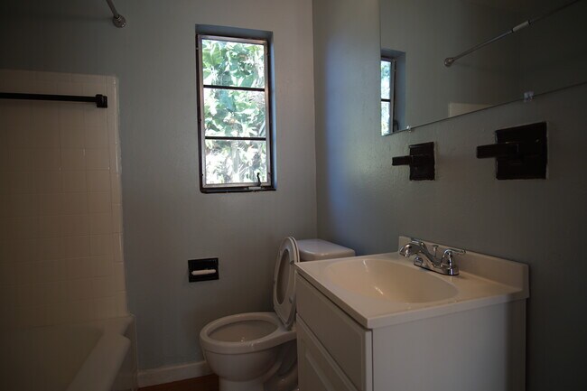 Building Photo - 605 Luna Ct