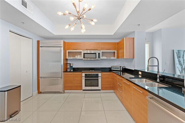 Building Photo - 3000 Oasis Grand Blvd