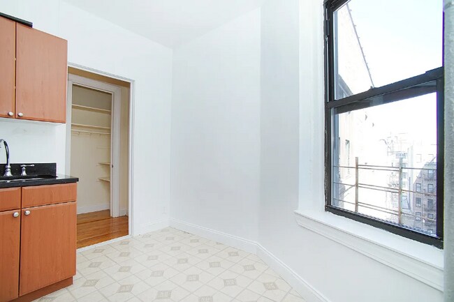 Building Photo - 370 Fort Washington Ave