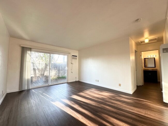 Foto del edificio - Charming cottage style unit located in Sacramento!