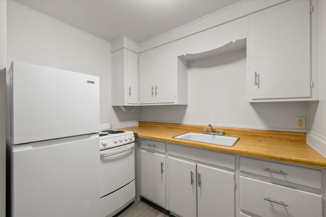 Building Photo - Studio apartment in downtown Boise!