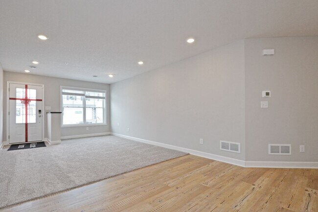 Foto del edificio - Beautiful 3-Bed 3-Bath Townhome in Blaine!