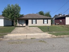 Building Photo - 608 Gertrude