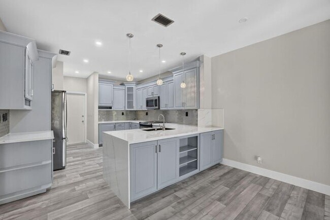 Building Photo - 11908 Glenmore Dr