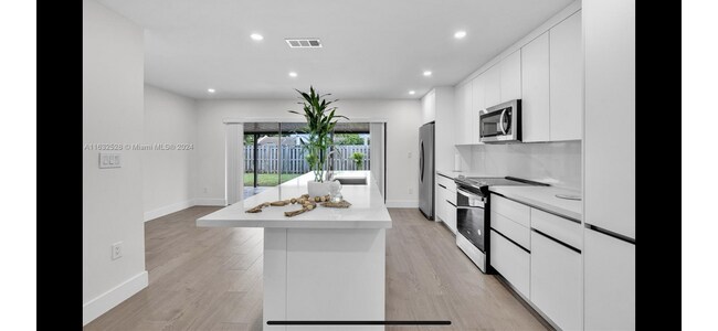 Building Photo - 4736 SW 136th Pl