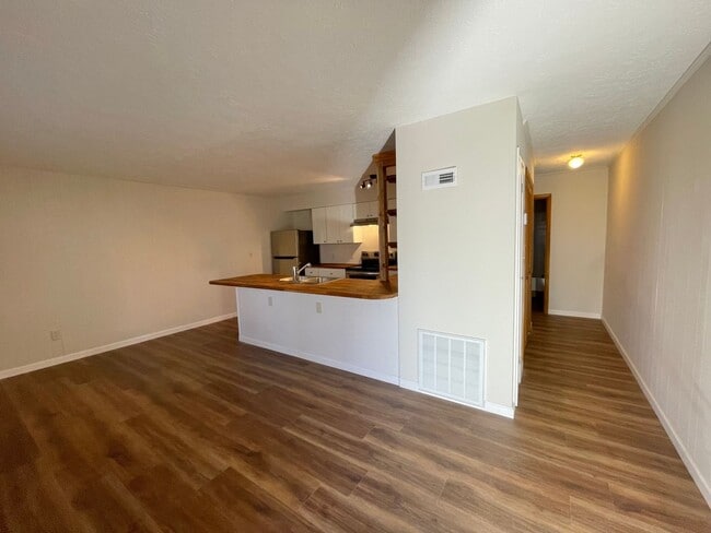 Building Photo - Freshly Renovated 1 bedroom convenient to 40, lovely wooded setting