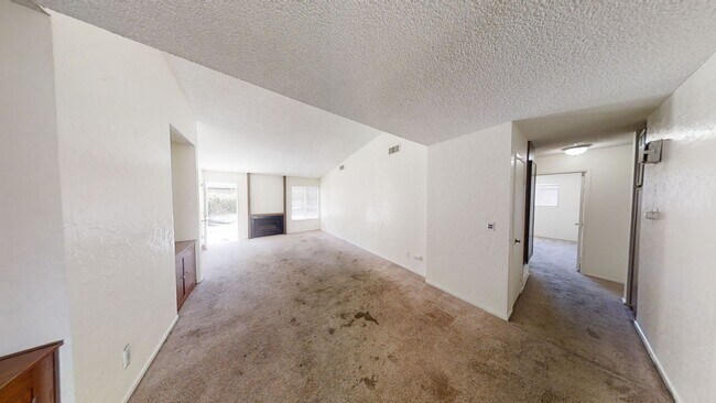Foto del edificio - 5BD/2BA, Huge Yard! Turf getting installed!