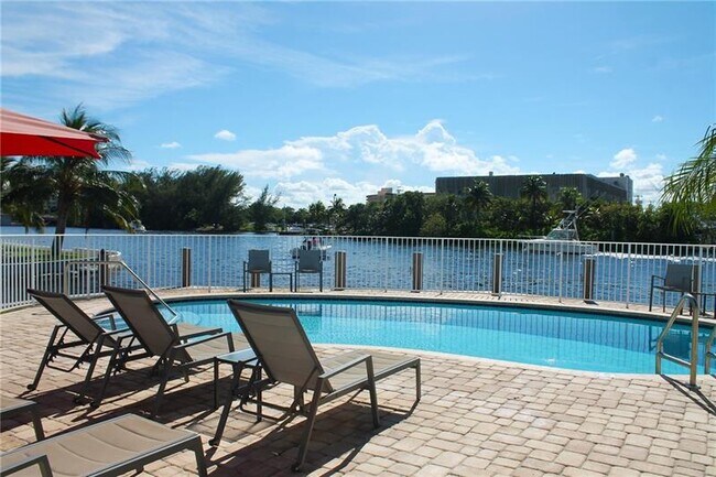 Foto del edificio - 1705 N Riverside Dr