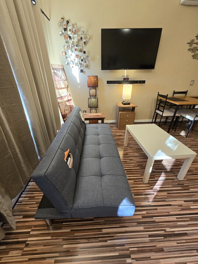 Foto del edificio - 1328 Hollybriar Ct