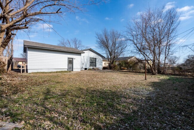 Building Photo - Cute Tulsa Home Available Now! 3 bedrooms ...