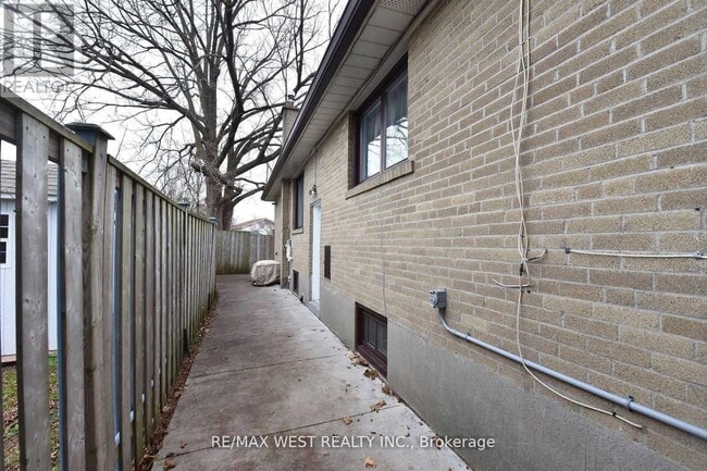 Building Photo - 45 Wildlark Dr