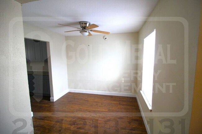 Foto del edificio - 905 Estelle Ave