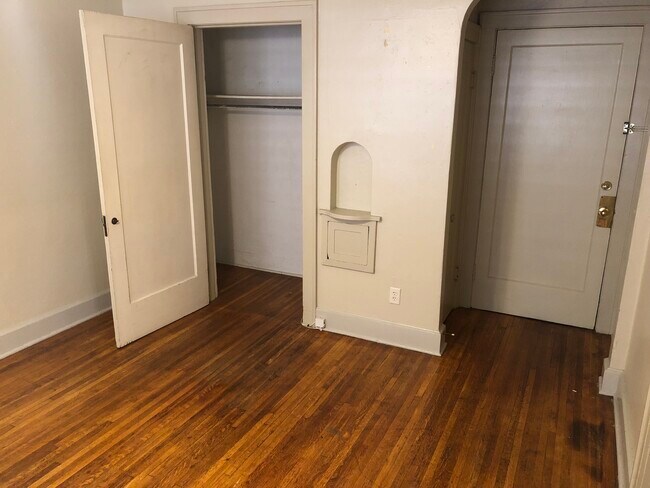 Foto del edificio - 209 E 8th St
