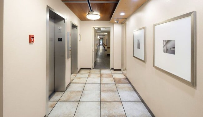 Building Photo - Upgraded 2 Bedroom 2 Bath Close to Downtow...