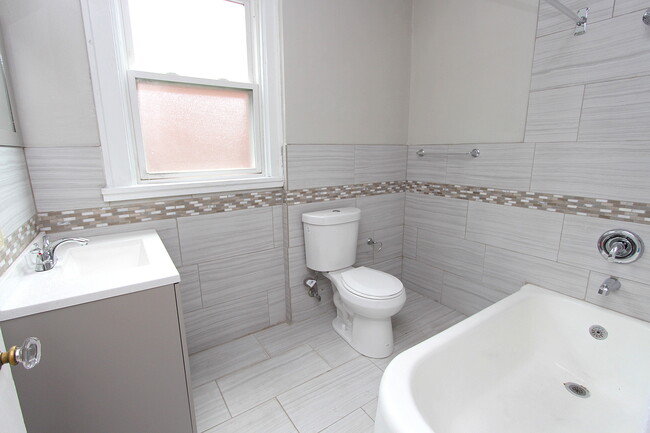 Foto del edificio - 3556 Beechwood Blvd